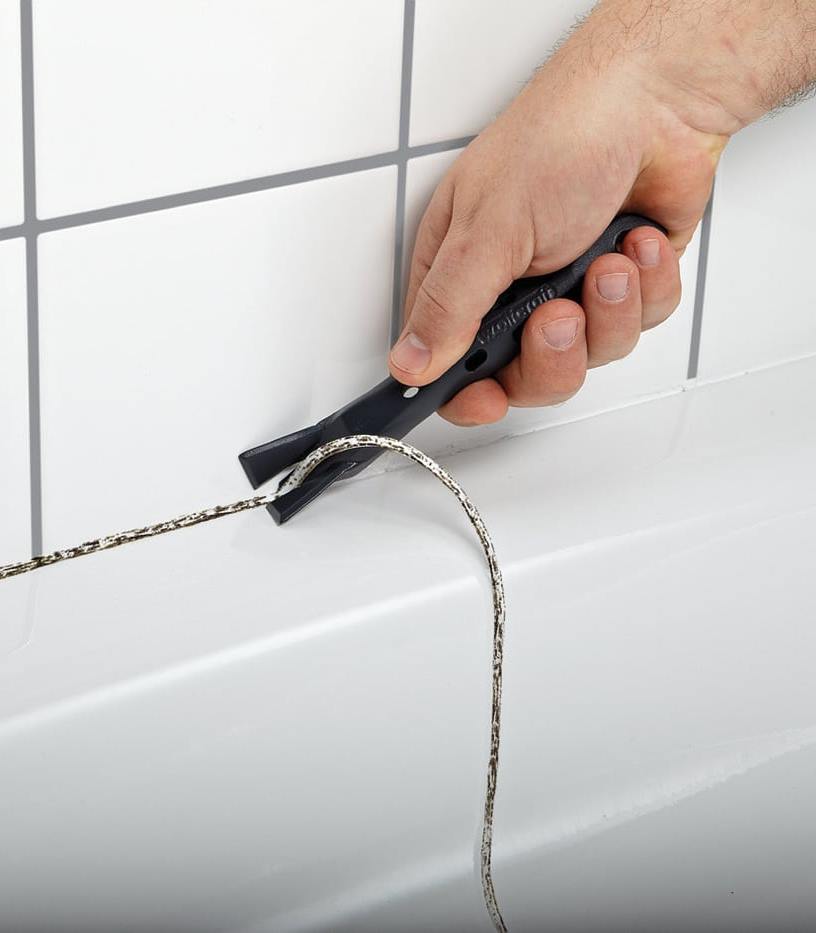 Снятие силиконового шва с плесенью в ванной комнате