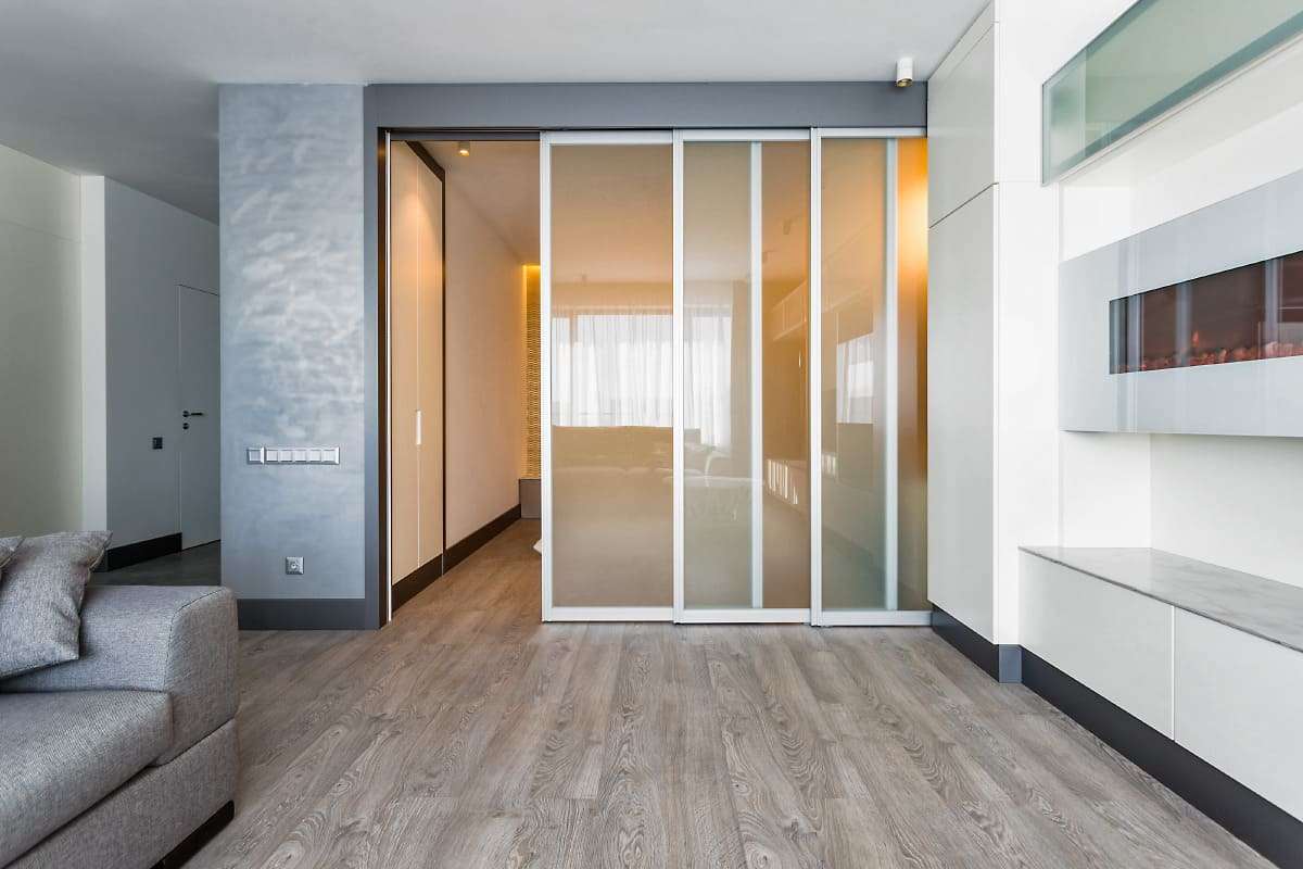 раздвижные двери для увеличения пространства комнаты 