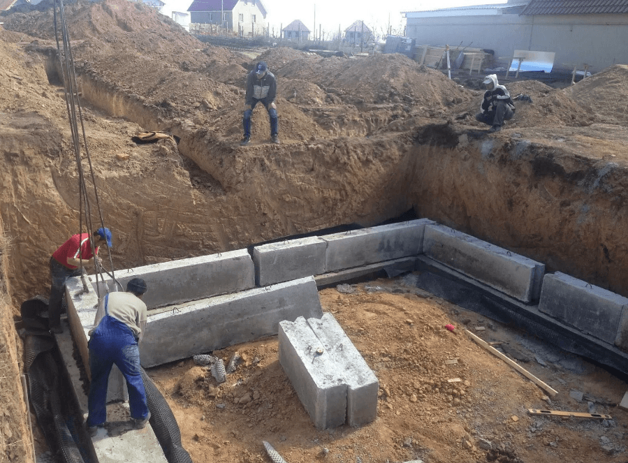 Подготовка котлована для фундамента из бетонных блоков