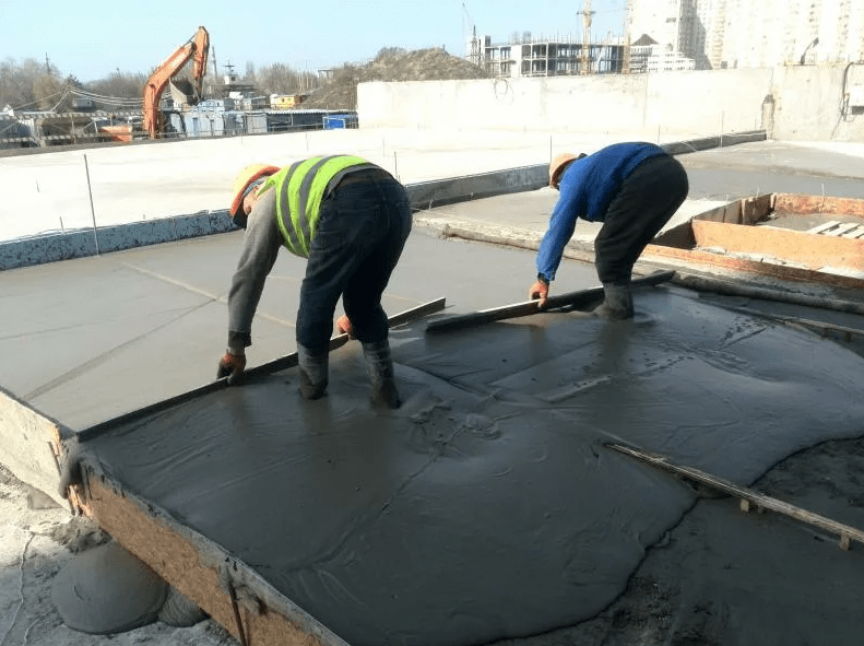 Мокрая бетонная стяжка на крыше