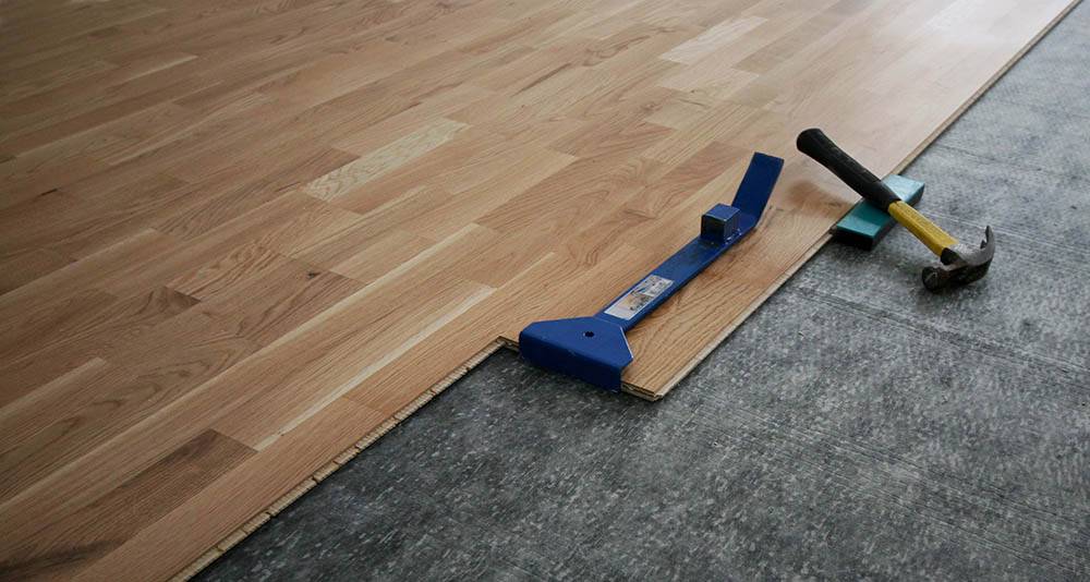 skoba-dlja-podbivki-laminata Как убрать щели в ламинате: лучшие способы устранения дефектов пола